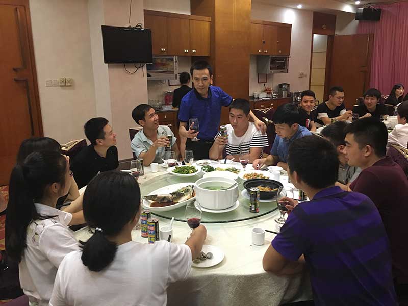 深圳銘輝噴繪公司全體員工聚餐祝福團團圓圓